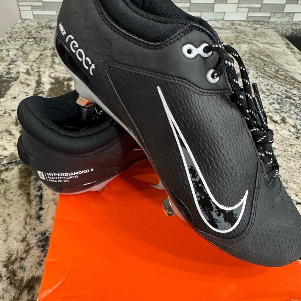Nike Hyperdiamond 4 Elite‎ Metal Softball Cleats in Black and White